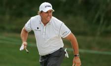 Mickelson holds off Els in China